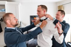 Vorbereitung des Bräutigams für die Hochzeit