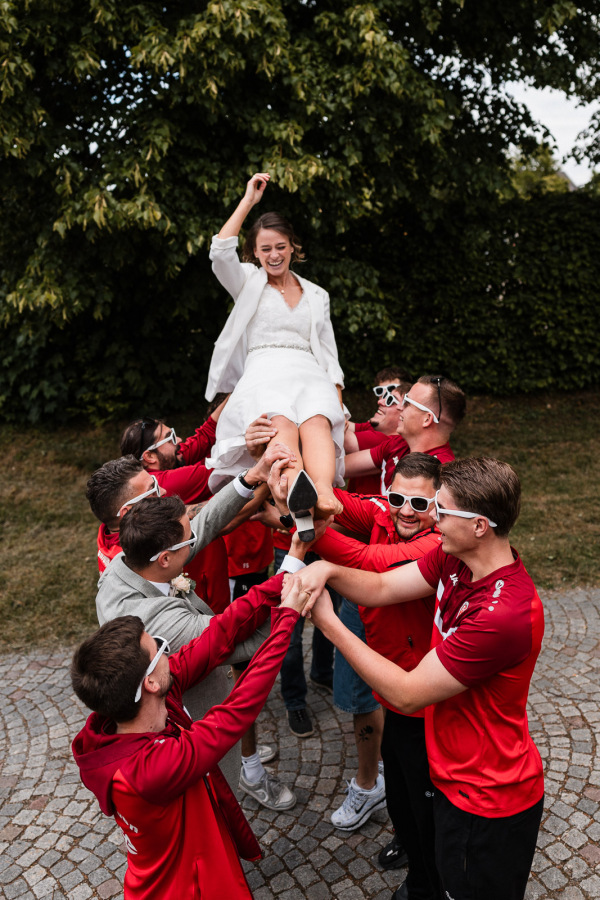 Braut Marlene wird bei der Hochzeit in Heiligenberg auf Händen getragen