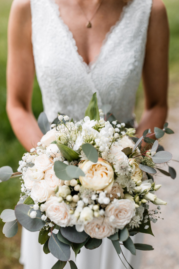 Braut mit Hochzeitsstrauß bei der Hochzeit in Heiligenberg