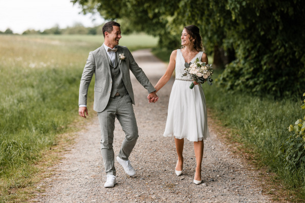 Hochzeit von Marlene und Kevin – Spaziergang im Grünen nach dem Standesamt Heiligenberg