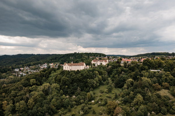 Luftaufnahme von Schloss Heiligenberg bei bewölktem Himmel