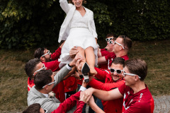 Braut Marlene wird bei der Hochzeit in Heiligenberg auf Händen getragen